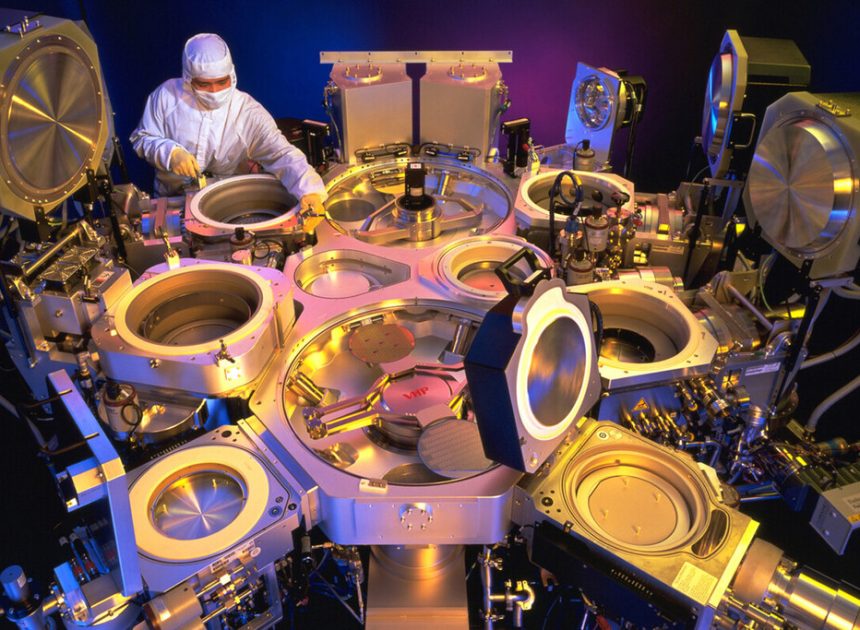 TSMC ha encontrado la forma de protegerse de la ira de EEUU: sacando las máquinas chinas de sus fábricas