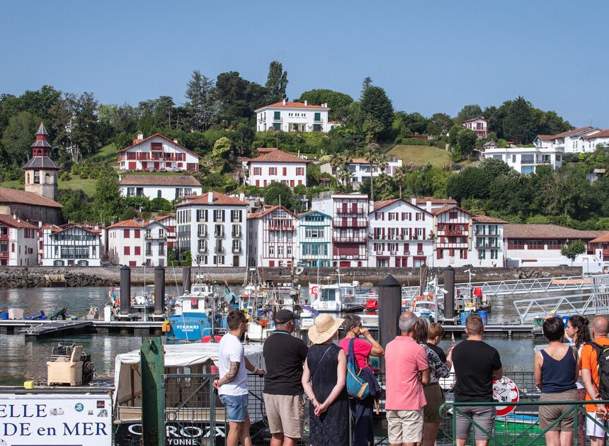 «¡Nunca había visto tantos pícnics en la playa!»: el turismo de zumo y bocata se expande por el País Vasco francés