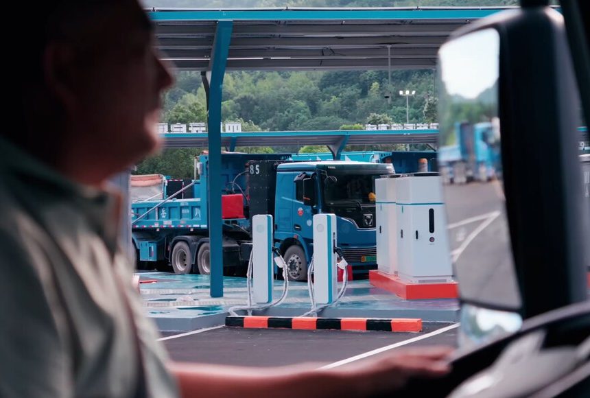 Sin hacer ruido, Huawei ya es un actor clave en movilidad eléctrica: su megaestación para camiones es la más grande del mundo