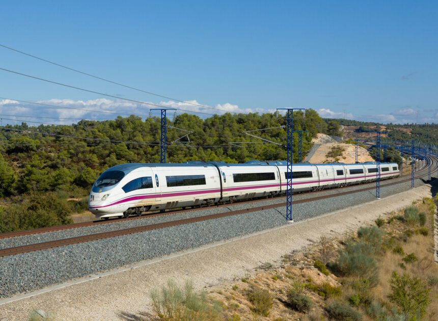 Vibraba tanto que «se salía el agua del váter». Renfe tiene un problema en Cataluña y el AVE de Lleida es solo el último ejemplo